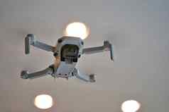 无人机飞行在室内天花板可见背景下面无人机飞行内部房子