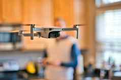 无人机飞行在室内厨房飞行员可见背景业余无人机飞行内部实践飞行员远程可见