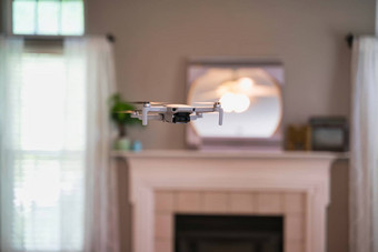 无人机飞行在室内窗口可见背景白色无人机徘徊内部房子