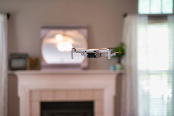 无人机飞行在室内窗口可见背景白色无人机徘徊内部房子