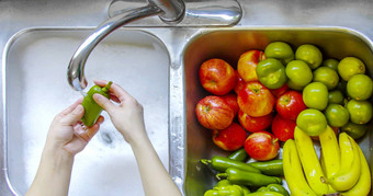洗蔬菜水果唱运行水肥皂