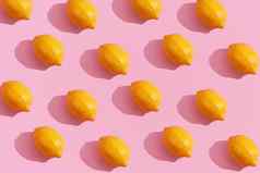 时尚的黄色的柠檬等角模式粉红色的背景有创意的现代最小的概念夏天新鲜的平躺食物纹理复制空间