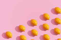 时尚的黄色的柠檬等角模式粉红色的背景有创意的现代最小的概念夏天新鲜的平躺食物纹理复制空间