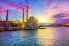 奥塔奎伊斯坦布尔景观美丽的日出云奥塔奎清真寺横跨博斯普鲁斯海峡桥伊斯坦布尔火鸡旅游目的地伊斯坦布尔