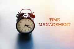 时间管理工作生活平衡概念报警时钟磨破