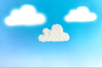 白色大米毛茸茸的云形状深蓝色的天空背景