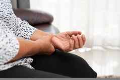 女人痛苦手腕手疼痛健康问题概念