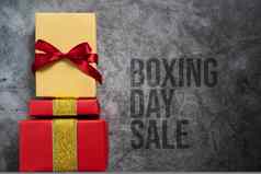 拳击一天出售概念圣诞节礼物盒子水泥背景