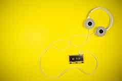 音频盒式磁带磁带现代耳机黄色的背景
