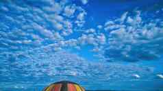 蓝色的天空多个云热空气气球