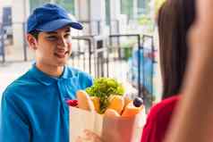 交付男人。使杂货店给新鲜的食物女人客户