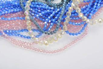 颜色在上雕琢平面的玻璃闪耀珠子材料有创意的工作白色背景
