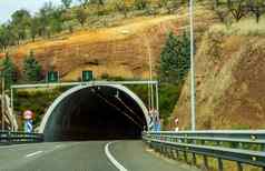 表达路领先的隧道隧道山