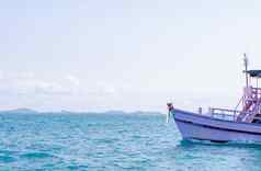 美丽的海船蓝色的天空夏天放松时间浓缩的