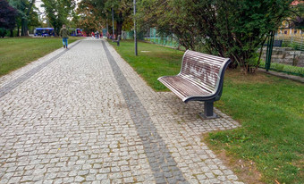 木板凳上一边人行道上弗罗茨瓦夫城市