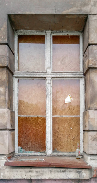 破碎的玻璃木窗口<strong>租房</strong>子房子弗罗茨瓦夫城市