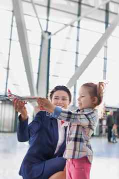 肖像机场工作人员持有飞机玩具玩可爱的女孩机场