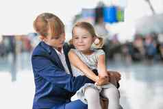 年轻的有吸引力的机场工作人员会说话的可爱的女孩机场