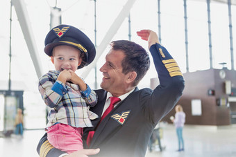 肖像成熟的飞行员携带可爱的<strong>孩子机场</strong>