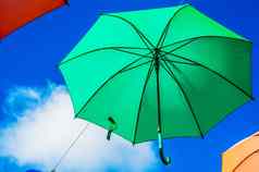 色彩鲜艳的雨伞城市街装饰挂色彩斑斓的