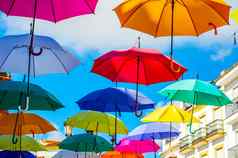 色彩鲜艳的雨伞城市街装饰挂色彩斑斓的