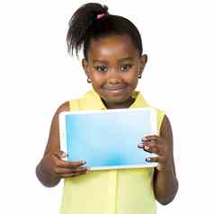可爱的非洲女孩显示空白平板电脑屏幕