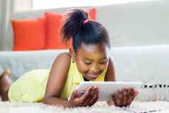 非洲女孩玩平板电脑生活房间