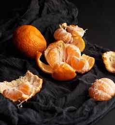 堆未剥皮的轮成熟的橙色普通话