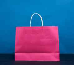 粉红色的纸袋处理购物礼物蓝色的