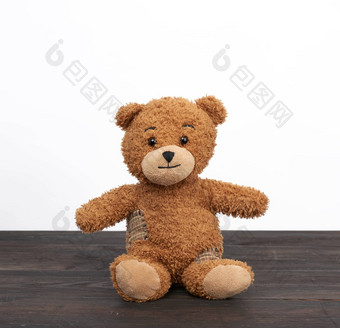 棕色（的）泰迪熊坐在棕色（的）木表格