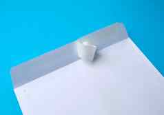 白色矩形空白纸信封蓝色的背景
