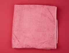 折叠浴特里粉红色的毛巾红色的背景