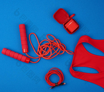 红色的体育衬衫红色的跳绳子<strong>无线</strong>耳机红色的