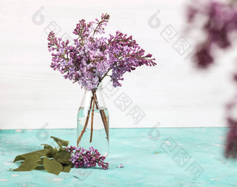 花束淡<strong>紫色花朵</strong>玻璃瓶光背景花春天纹理