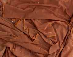 皱巴巴的棕色（的）薄纱织物缝纫衣服