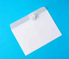 白色矩形空白纸信封蓝色的背景