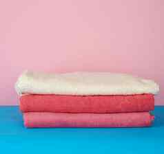 堆栈粉红色的折叠毛巾蓝色的背景