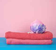 堆栈粉红色的折叠毛巾塑料毛巾