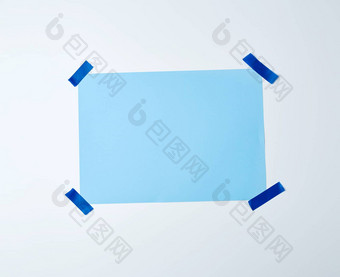 空白蓝色的表纸卡住了蓝色的黏糊糊的磁带