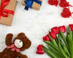 可爱的棕色（的）泰迪熊花束红色的郁金香礼物盒子节日