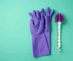 紫色的橡胶手套清洁白色刷绿色