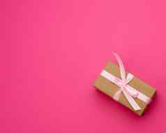 棕色（的）礼物盒子包装纸系丝绸粉红色的丝带