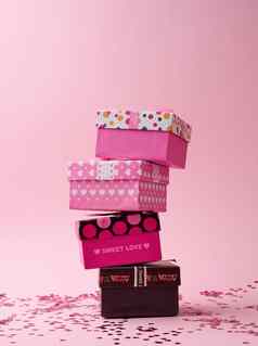 堆栈纸板广场礼物盒子粉红色的背景