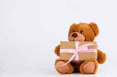 可爱的棕色（的）泰迪熊持有棕色（的）盒子粉红色的ribbo