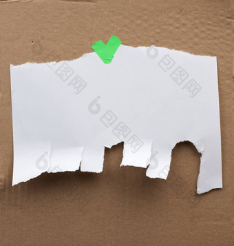 空白纸撕裂边缘附加绿色Velcro是一个粘扣带或魔术贴品牌的商标。Velcro?是Velcro BVBA的注册商标