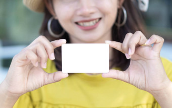 特写镜头女人显示空白色信贷卡微笑脸
