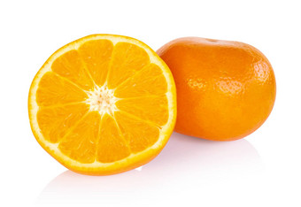 新鲜的橙色水果片孤立的白色背景
