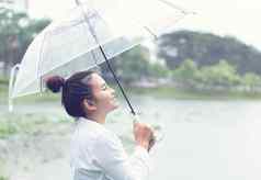 特写镜头微笑快乐女人伞雨季节