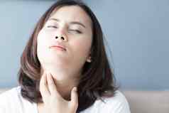 女人生病的喉咙痛健康护理医疗概念