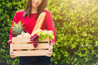 女人农民站持有完整的新鲜的食物生<strong>蔬菜水果</strong>